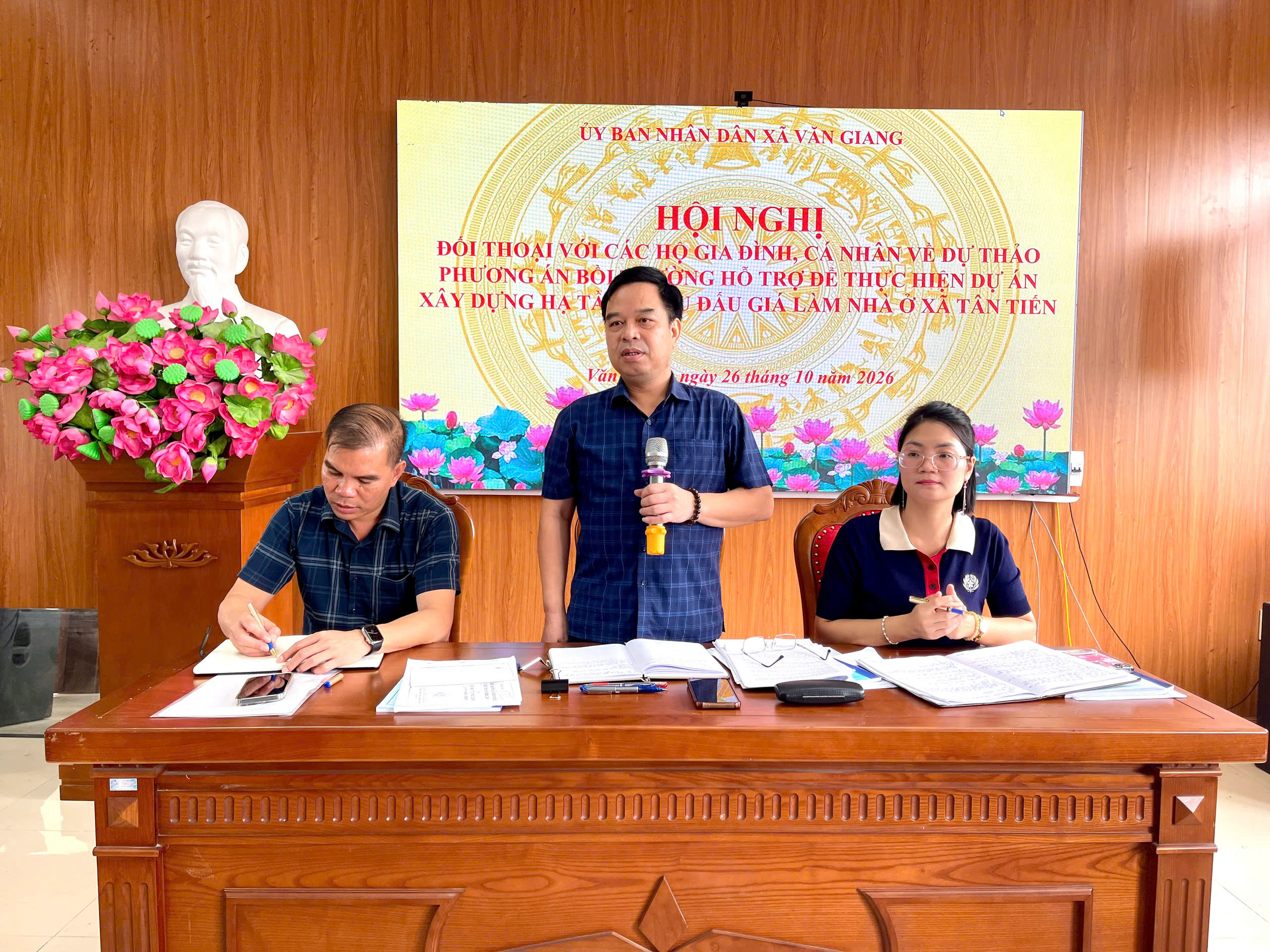 Đối thoại với các hộ gia đình, cá nhân về dự thảo phương án bồi thường hỗ trợ để thực hiện Dự án xây dựng hạ tầng khu đấu giá làm nhà ở xã Tân Tiến